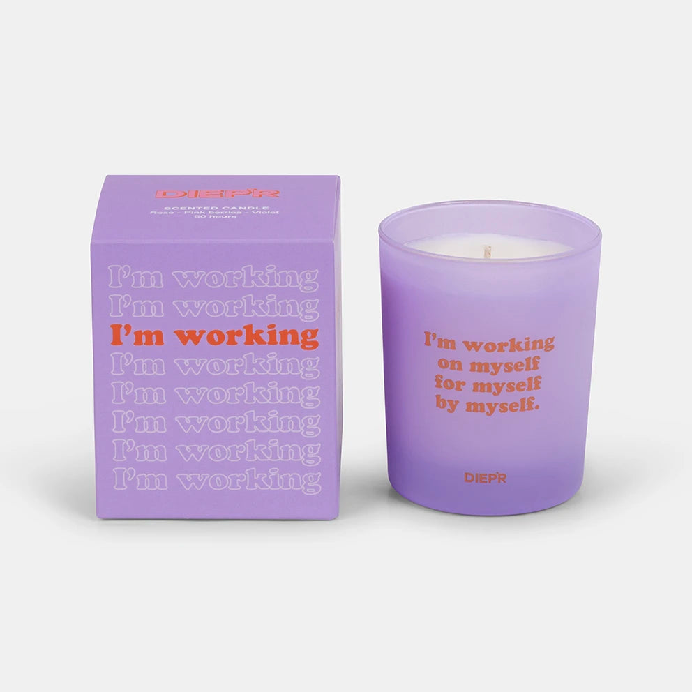 Quoted Scented Candle van DIEPR "i'm working on myself, for myself, by myself" - in de geur Rose - Pink berries - Violet